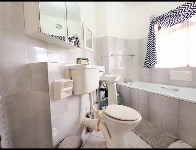 2 BEDROOM APARTMENT FOR SALE IN UVONGO BEACH